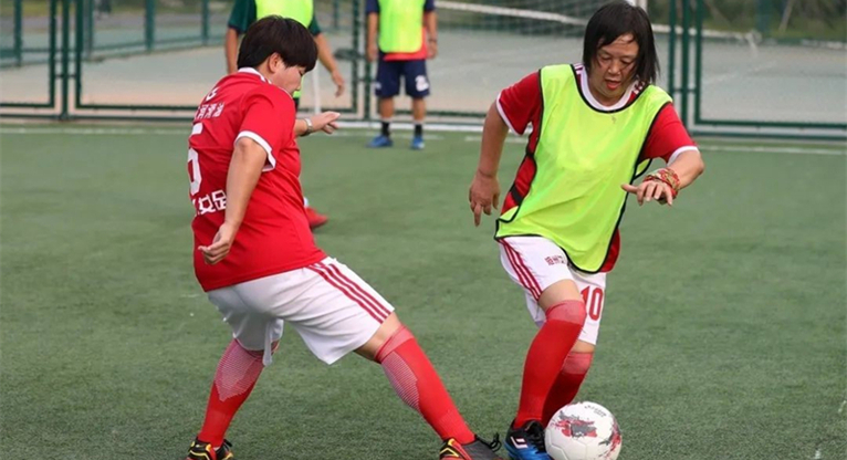 Hebei : à Cangzhou, les femmes de plus de 50 ans trouvent un second souffle grâce au football