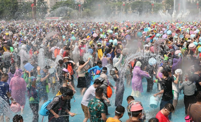 Yunnan : le Carnaval des éclaboussures d'eau de Jinghong