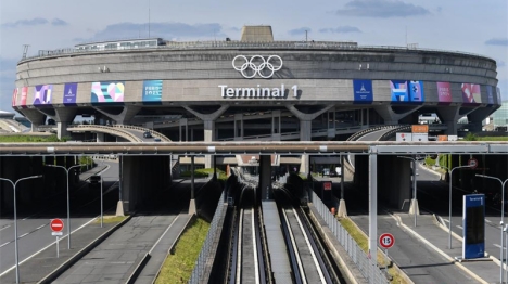 Paris : les anneaux olympiques à l'aéroport Roissy-Charles de Gaulle